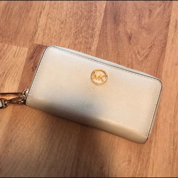 Michael Kors Large Tote and Matching Wallet - Picture 5 of 8